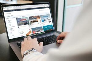 person using MacBook Pro agents IA